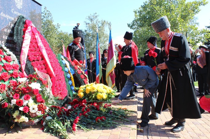 В ст.Тбилисской открыли памятник казакам сотни А.Гречишкина